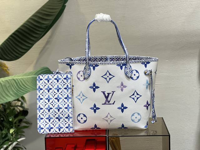 M22980玫红 M22979蓝 本款 Neverfull 中号手袋为淡雅帆布描绘 Giant Monogram 图案 令 Lv 和 Monogram 花卉呈现