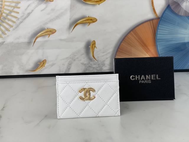 型号3188 Chanel 22K浮雕lgo大双c五金 官网2023最新卡包 鱼子酱中球纹牛皮防刮花 光泽感超好 3卡槽各放一张卡 中间亦可放卡+几张零钞