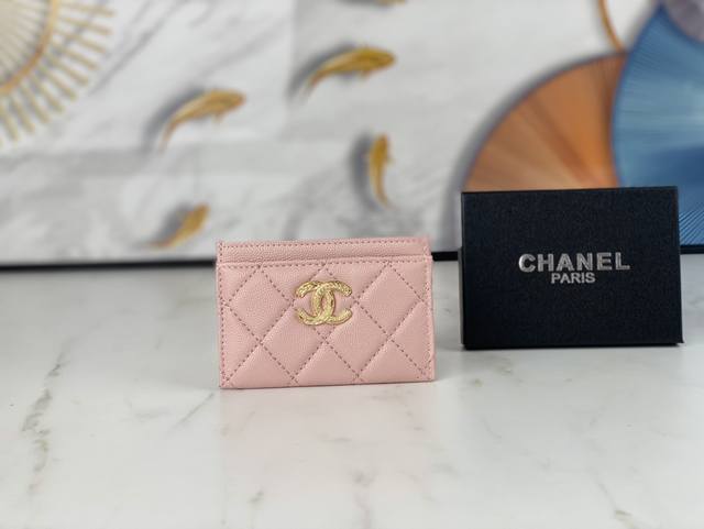 型号3188 Chanel 22K浮雕lgo大双c五金 官网2023最新卡包 鱼子酱中球纹牛皮防刮花 光泽感超好 3卡槽各放一张卡 中间亦可放卡+几张零钞