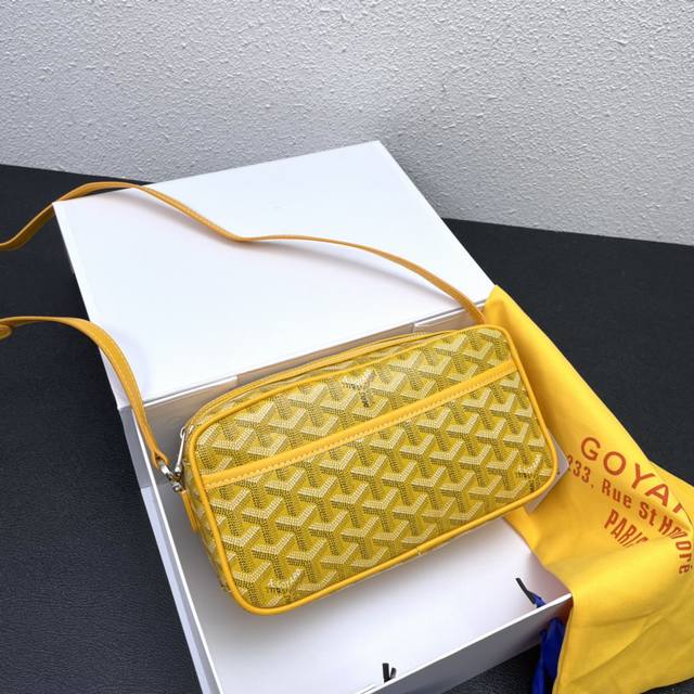 专柜对版goyard 戈雅 明星 同款相机包 独家订制y涂鸦面料 大半个地球时尚潮人和男女明星都人手一个 不仅白搭还超好搭配 尺寸 23X8X14Cm