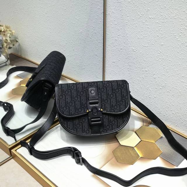 Dior 迪奥这款gallop信使包是本季新品 时尚而简约 采用米色和黑色oblique 印花提花面料精心制作 搭配黑色粒面牛皮革细节 翻盖设计 搭配铝扣提升格