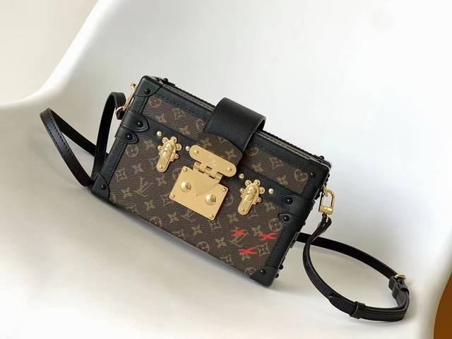 Louis Vuitton 路易威登m44199此款 Petite Malle 手袋的每一处细节无不源自路易威登的制箱传承 包身造型 标志性的 Monogram