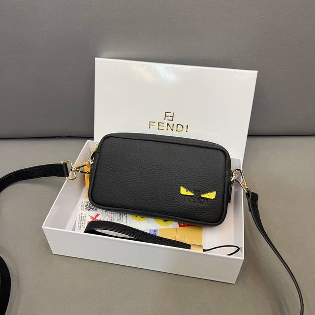 Fendi 芬迪 相机包 单肩包 斜挎包 采用精湛镶嵌细工 经典百搭 实物拍摄 配送防尘袋 礼盒 21 X 13 Cm