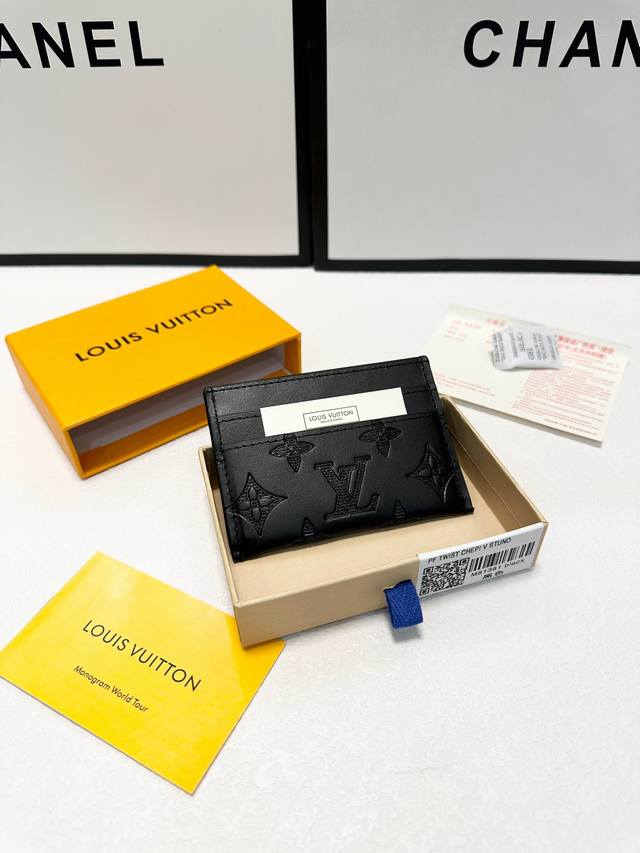颜色 黑尺寸 11X7M81381 Porte Cartes Double 卡片夹 此款采用全新monogram Eclipse涂层帆布材质的卡片夹风格靓丽而时