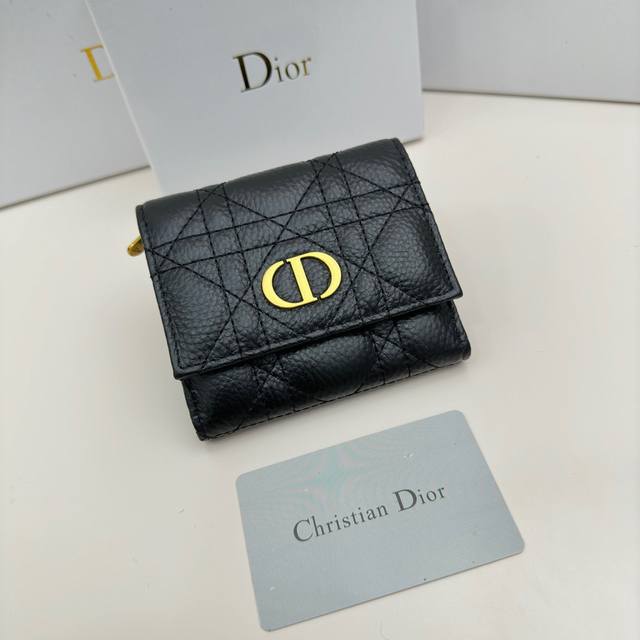 Dior 3860颜色 黑色 米色 蓝色尺寸 11*10*2Dior专柜最新款火爆登场 采用头层牛皮 做工精致 媲美专柜 多功能小钱包 超级实用