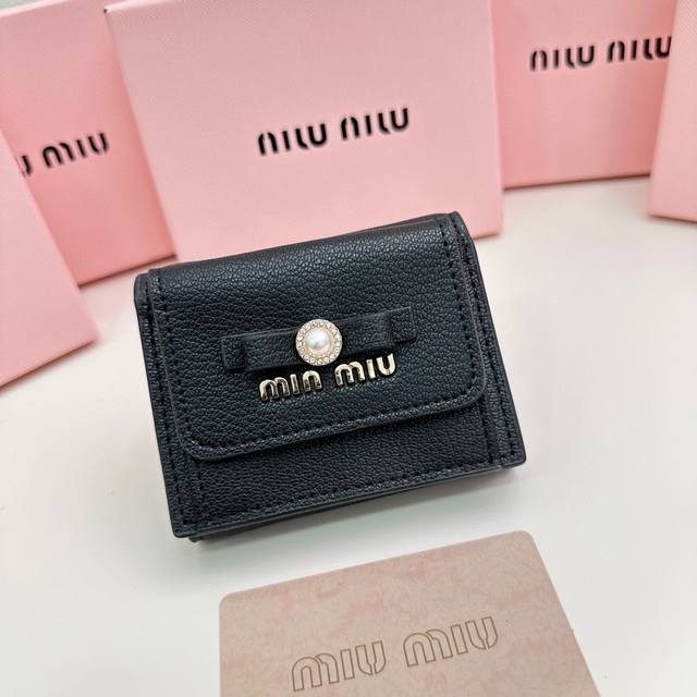 Miumiu 5235颜色 黑色 粉色 蓝色 尺寸 9.5*7.5*3.5Miumiu专柜最新款火爆登场 采用头层牛皮 做工精致 媲美专柜 多功能小钱包 超级精