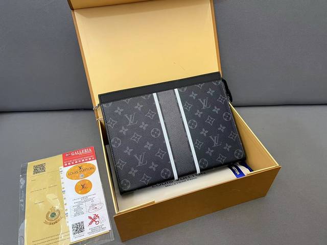 Louisvuitton 路易威登 Pochette Voyage 手袋男士手拿包 洗漱包 采用精湛镶嵌细工 实物拍摄 原厂原版面料 配送 礼盒 27 X 21