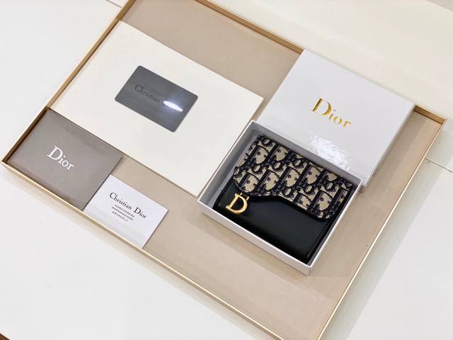 Dior 8015颜色 黑色 尺寸 10*8.5*2.5 Dior 专柜火爆登场 采用进口pvc配小牛皮 做工精致 媲美专柜 多功能小钱包 超级实用