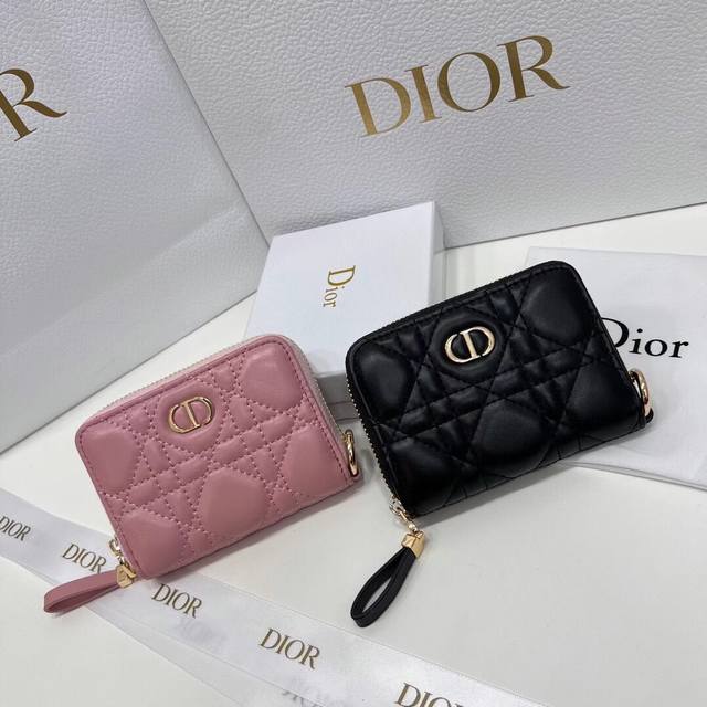 Dior 2386颜色 黑 粉尺寸 12*8.5 Dior 专柜最新款出货 采用柔软的小羊皮革精心制作 饰以标志性的藤格纹缉面线 搭配有金属环 可挂在新款刺绣肩