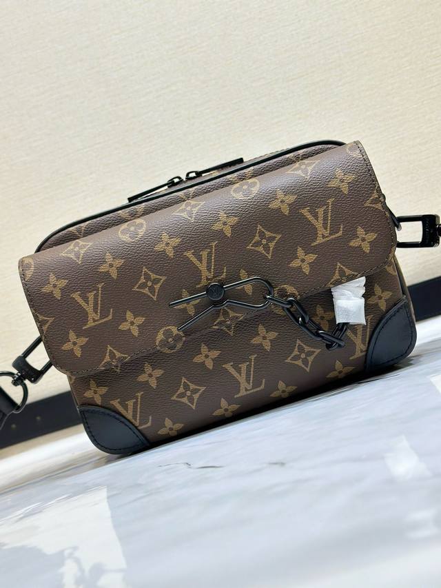 Louis Vuitton 路易威登 M46795 男差包系列 Steamer 邮差包 Steamer 邮差包以贴合身形的玲珑构型汇聚摩登功能与经典元素 加固皮