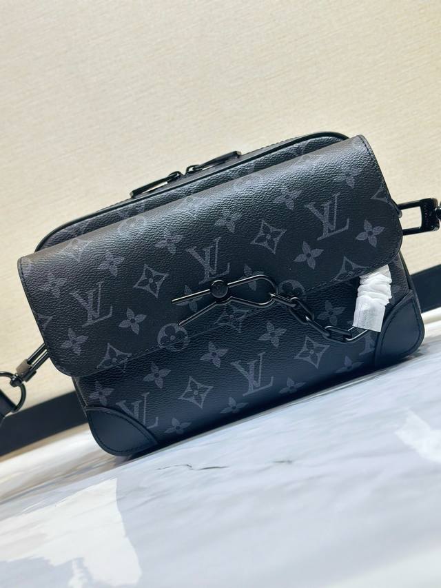 Louis Vuitton 路易威登 M46795黑花 男差包系列 Steamer 邮差包 Steamer 邮差包以贴合身形的玲珑构型汇聚摩登功能与经典元素 加
