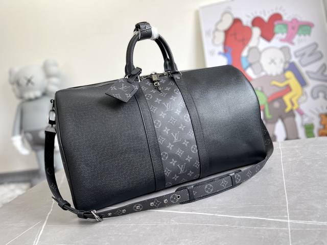 顶级批 M30 黑色 Keepall 50旅行袋 配肩带 质地柔软 风格优雅的原创keepall旅行袋 十字纹配花料旅行袋标志性taiga皮革材质 时尚而实用的