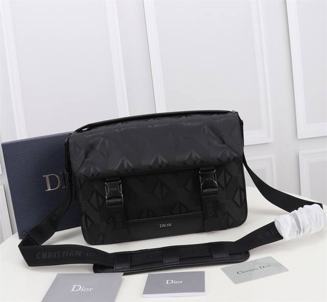 这款 Dior Explorer 信使包从经典设计汲取灵感 融入高订风格焕新演绎 采用黑色尼龙精心制作 饰以 Cd Diamond Mirage Ski Cap