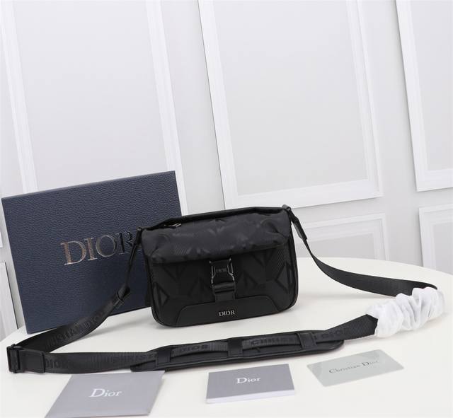 这款 Dior Explorer 手袋搭配肩带 是本季新品 灵感源自经典的信使包元素 重新诠释 Dior 男士滑雪限定系列的经典设计 采用黑色尼龙精心制作 饰以