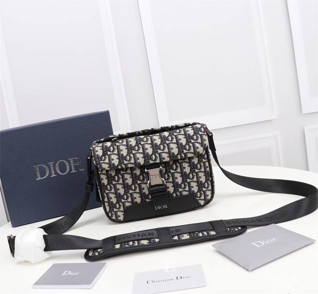 这款 Dior Explorer 手袋从经久不衰的信使包经典标识汲取灵感 重新演绎高订风格版本 采用标志性的米色和黑色 Oblique 印花提花面料精心制作 侧