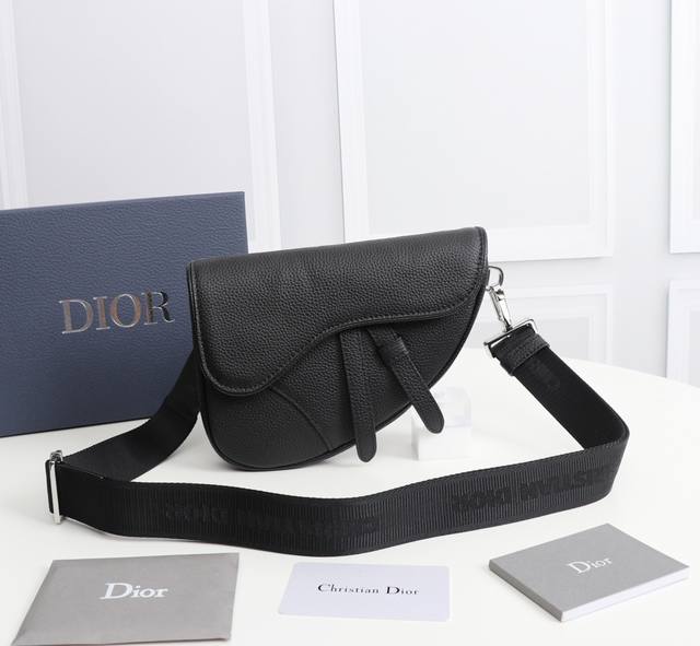 Dior迪奥男士马鞍包 配正品对版盒子 型号 1Adpo191 黑色全皮 米色和黑色 Oblique 印花 内部饰以 Dior 压花标志 磁性翻盖开合搭配拉链
