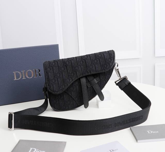 Dior迪奥男士马鞍包 配正品对版盒子 型号 1Adpo191 杏色提花 米色和黑色 Oblique 印花 内部饰以 Dior 压花标志 磁性翻盖开合搭配拉链