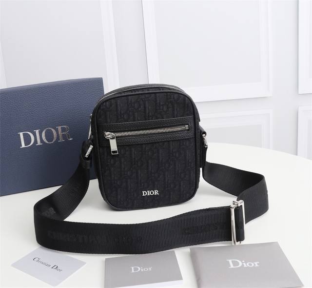 Dior 这款信使包是本季新品 精巧实用 是日常的理想良伴 采用米色和黑色 Oblique 印花面料精心制作 饰以黑色粒面牛皮革细节 拉链隔层和正面口袋可收纳各