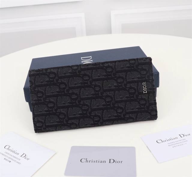 Dior 男士西装夹夹 黑色提花布 Dior Oblique 搭配黑色头层牛皮 内置十六卡位非常实用款号z0Bbc002尺寸18.5 9.5Cm 629工厂代码