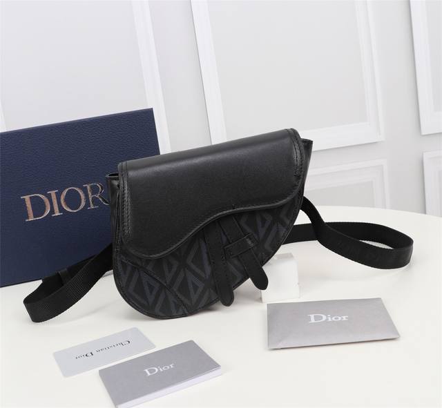 这款马鞍包以全新演绎经典版型 饰以 Cd Diamond 图案 灵感源自 Dior 档案 搭配黑色光滑牛皮革 磁性翻盖和隐藏拉链口袋 可安全收纳日常用品 搭配可