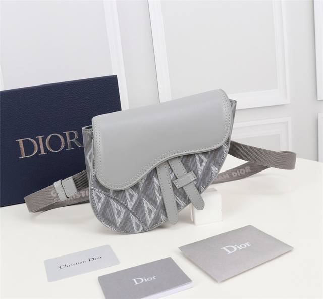 这款马鞍包以全新演绎经典版型 饰以 Cd Diamond 图案 灵感源自 Dior 档案 搭配黑色光滑牛皮革 磁性翻盖和隐藏拉链口袋 可安全收纳日常用品 搭配可
