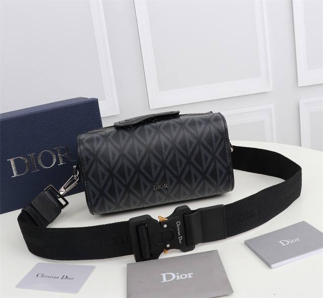 这款 Dio Lingot 22 手袋以别具一格的实用设计彰显 Dio 的现代风范 廓形结构分明 采用迪奥灰 Cd Diamond 图案帆布精心制作 灵感源自