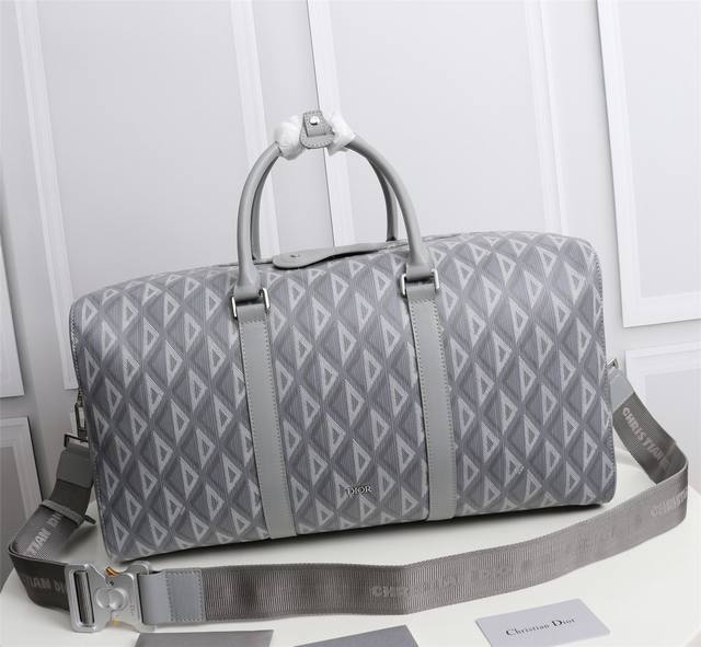 这款 Dior Lingot 50 行李袋是 Dio 全新的经典单品 实用而优雅 采用迪奥黑 Cd Diamond 图案帆布精心制作 从 Dio 档案汲取灵感