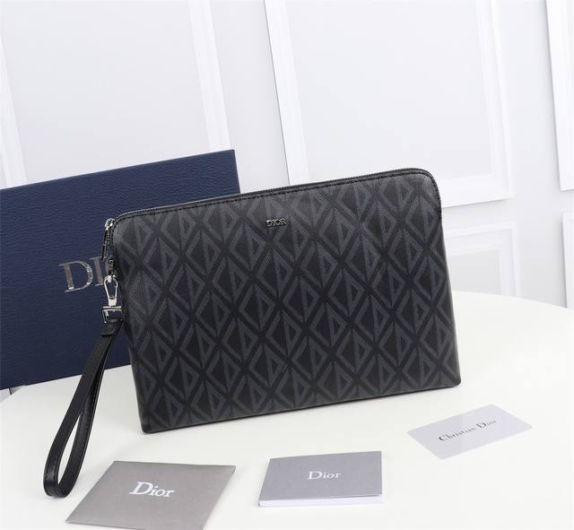这款手拿包是 Dior 的一款主打单品 采用黑色 Cd Diamond 图案帆布精心制作 从 Dior 档案汲取灵感 正面饰以 Dior 标志提升格调 设有一个