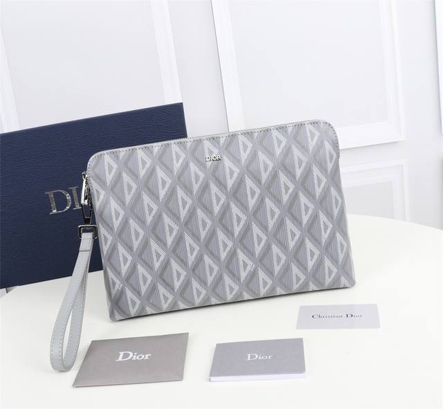 这款手拿包是 Dior 的一款主打单品 采用黑色 Cd Diamond 图案帆布精心制作 从 Dior 档案汲取灵感 正面饰以 Dior 标志提升格调 设有一个