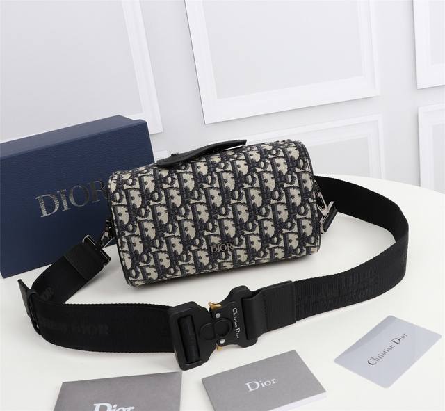 这款 Dior Lingot 22 手袋是本季新品 别具一格的实用设计 彰显 Dior 的现代风范 结构层次分明 采用米色和黑色 Oblique 印花面料精心制