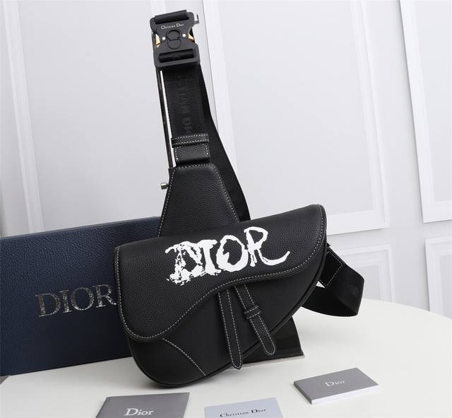 专柜正品有售 原单品质 Dior迪奥男士马鞍斜挎包 胸包 型号 1Adpo093 黑皮印字 尺寸 20*28.6*5Cm 实物拍摄 图同货一致 重金正品打版复刻