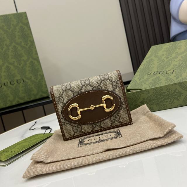 配全套原厂绿盒包装 Gucci Horsebit 5系列卡包 在2020早秋系列中 全新推出这款由gg Supreme帆布和棕色皮革材质制成的gucci Hor