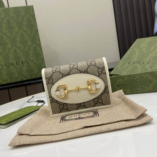 配全套原厂绿盒包装 Gucci Horsebit 5系列卡包 在2020早秋系列中 全新推出这款由gg Supreme帆布和白色皮革材质制成的gucci Hor