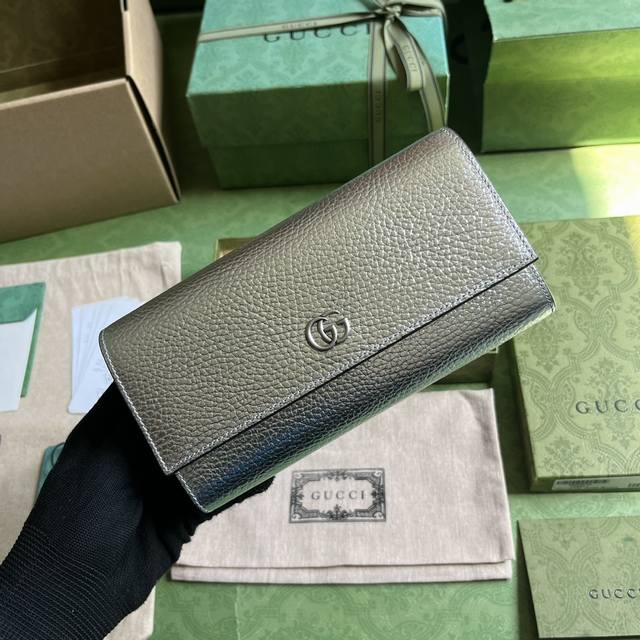 配全套原厂绿盒包装 Gg Marmont系列长款钱包 在这款gg Marmont系列长款钱包上 双g造型配件以迷你尺寸匠心呈现 为整个设计注入低调的品牌标识内涵
