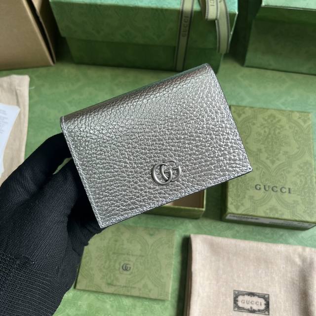 配全套原厂绿盒包装 Gg Marmont系列卡包 这款gg Marmont系列卡包巧妙结合品牌双g配件和奢华银色金属质感皮革 这款配饰采用小巧典藏标志 配备5个