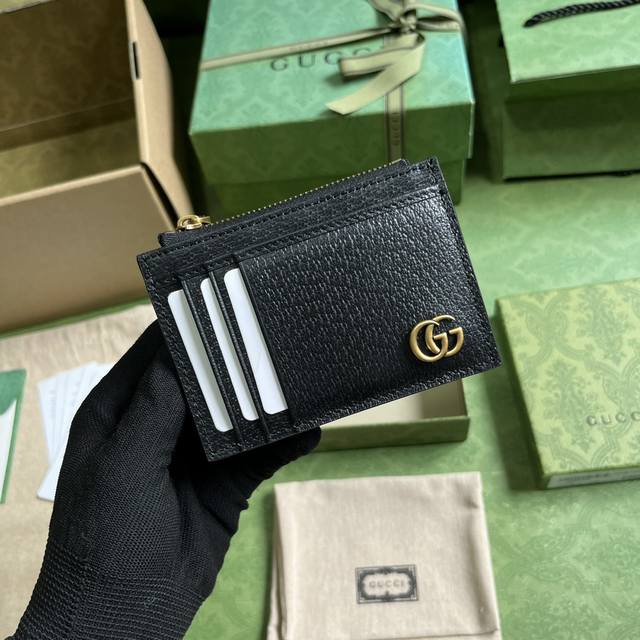 配全套原厂绿盒包装 Gg Marmont系列卡包 品牌典藏设计细节每一季都会演绎新的款式 为品牌悠久的设计传承书写新的篇章 这款卡包采用黑色皮革制作 饰以源自7