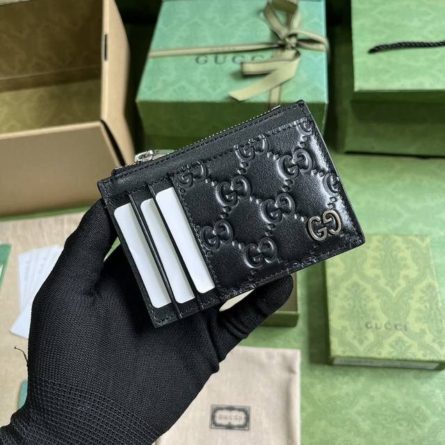 配全套原厂绿盒包装 Gg Marmont系列卡包 品牌典藏设计细节每一季都会演绎新的款式 为品牌悠久的设计传承书写新的篇章 这款卡包采用黑色皮革制作 饰以源自7