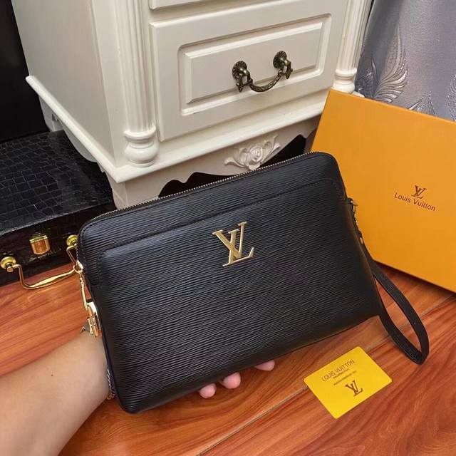 新品 Louis Vuitton 路易威登 2021最新手拿包 不但包型做得好 而且品质也非常精细 采用进口水波纹牛皮 半定型设计 五金配套 款式简单大方型号