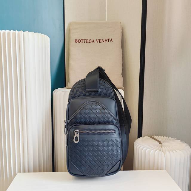 Bottega Veneta最新款bv斜挎包.胸包 官网同步 采用顶级皮料 手感柔软舒适超赞 专柜原装乌钢五金专用里布 尺寸:33X16X6Cm 22668-1