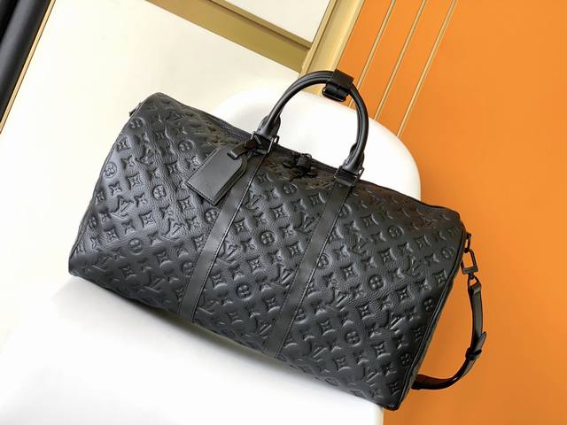 顶级原单m 25黑色压花 本款 Keepall 旅行袋为细腻牛皮革压印 Monogram 图案 焕新品牌经典之作的同时见证匠心工艺 机舱行李尺寸可轻松收纳短途旅