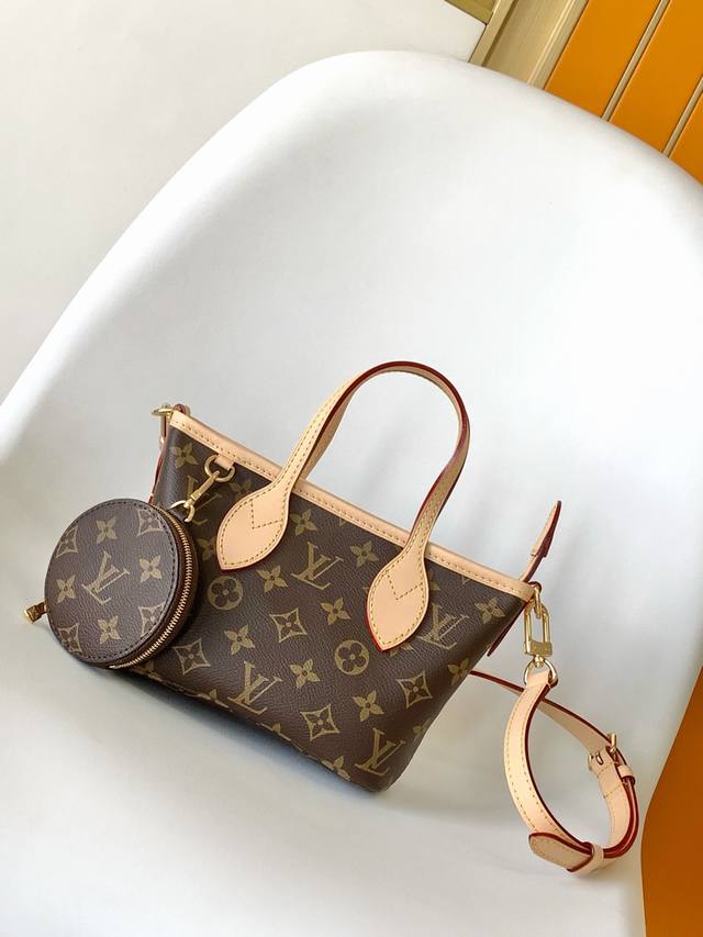 M4 5 皮肩带 顶级原单 本款 Neverfull Bb手袋结合了经典设计与标志性细节 由 Damier Ebene 帆布制成 采用多彩织物内衬 并搭配牛皮革