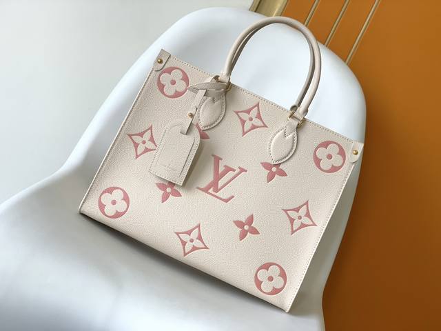 顶级原单m 75 奶油白拼粉色丝印 本款 Onthego 中号 Tote 包将 Medium Monogram 图案先印染后压印于柔软粒面牛皮革 其充裕内里可容