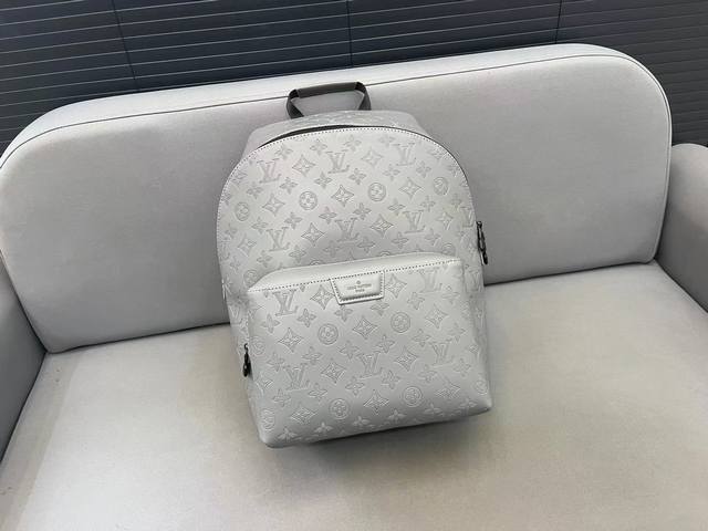 Louisvuitton 路易威登 Discovery 印花双肩包 大容量背包 男女通用 采用精湛镶嵌细工 经典百搭 实物拍摄 原厂原版面料 M30 配送防尘袋