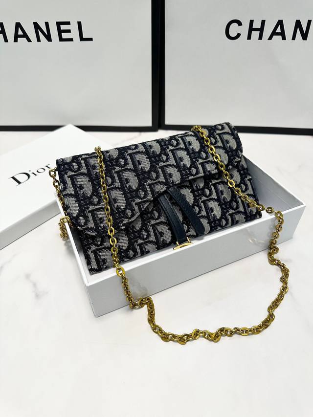 颜色 黑色尺寸 19*10.5* Dior 专柜同步 可肩背专柜品质顶级进口牛皮 海外订制钥匙扣五金 做工油边精湛