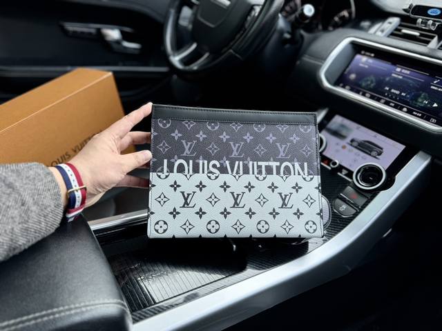 高端货 新款 Louis Vuitton 路易威登 手拿包 Pochette Vovage 潮酷绚丽棋盘格涂鸦 涂层帆布 手拿包盥洗袋洗漱包 内设6个卡位 1个