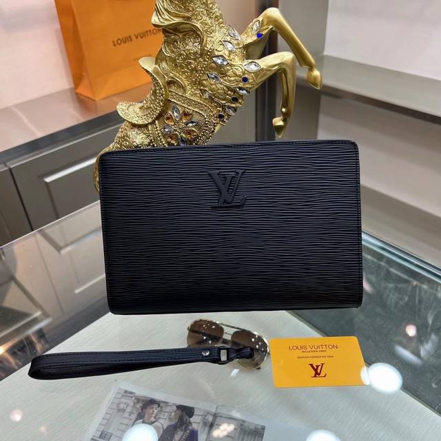 颜色 黑尺寸 25X17型号 98 Louis Vuitton 路易威登 最新手拿包 不但包型做得好 而且品质也非常精细 采用进口水波纹牛皮制作 五金配套带密码