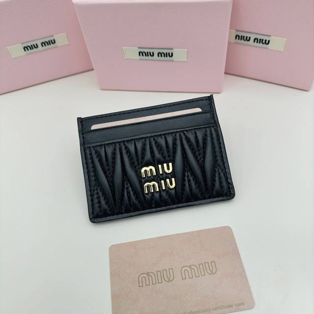 Miumiu 3514颜色 黑色 粉色 尺寸 8*10.5Miumiu专柜最新款 专柜爆款热力来袭 经典提花压纹设计 釆用顶级进口小羊皮 皮质细腻柔软 做工精细