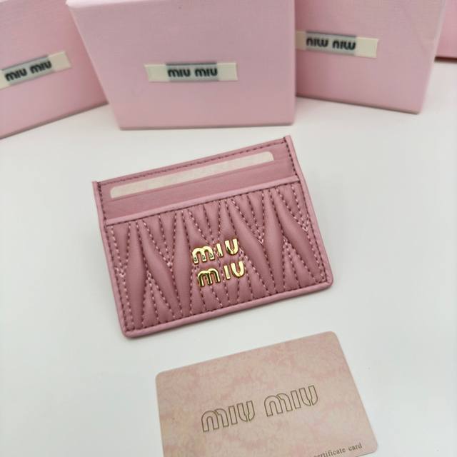 Miumiu 3514颜色 黑色 粉色 尺寸 8*10.5Miumiu专柜最新款 专柜爆款热力来袭 经典提花压纹设计 釆用顶级进口小羊皮 皮质细腻柔软 做工精细