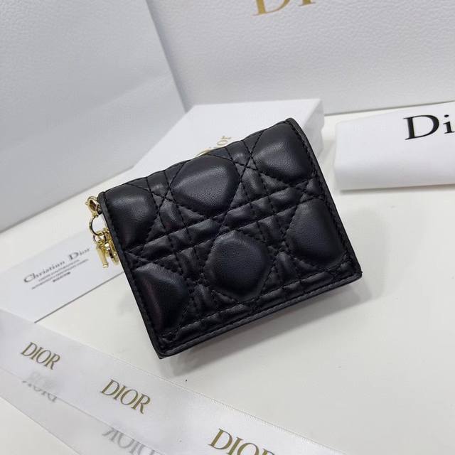 Dior 2387颜色 黑色 尺 11*8.5*3 Dior 专柜新款出货 这款迷你 Lady Dior 钱包设计精巧 空间宽敞 黑色羊皮革饰以藤格纹缉面线和