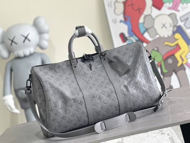 批 独家实拍m46117灰 路易威登经典 Keepall 旅行袋释放 Monogram Shadow 皮革的摩登新意。舒柔牛皮革工致压印标志性 Monogram